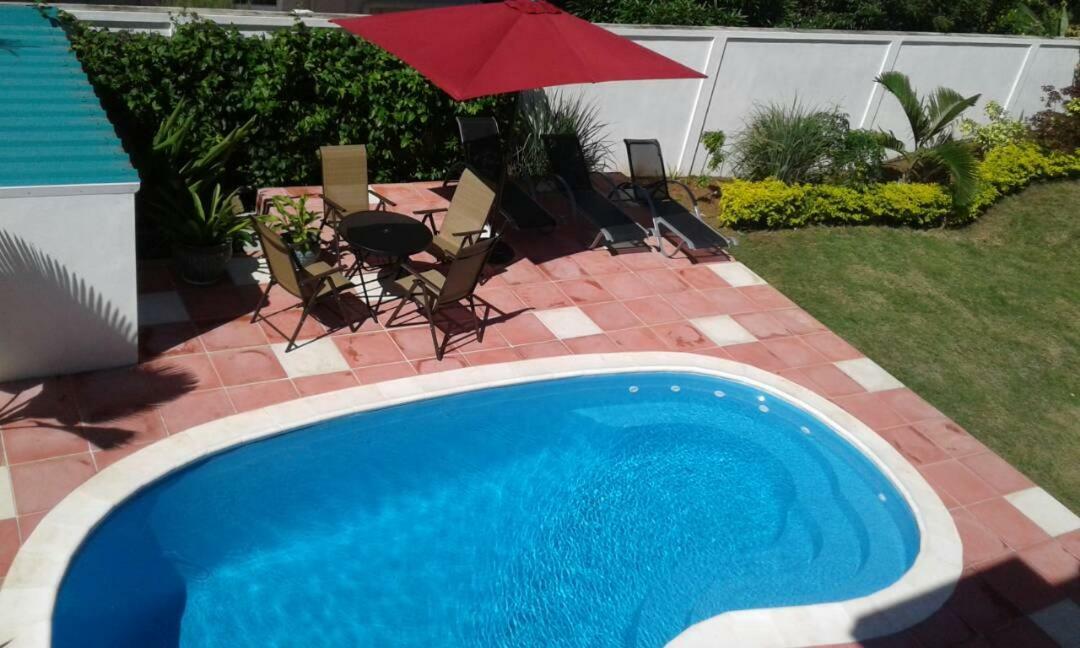 Fayruz Villa Is A 3 Bedroom, 3 Bathroom Detached House With Ac And Swimming Pool 5 Minutes Walk From Flic En Flac Public Beach Exterior foto